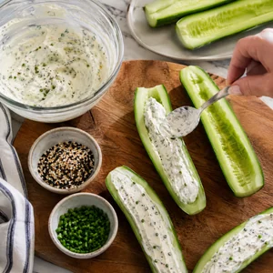 Лодочки из огурцов с творожным сыром и специями