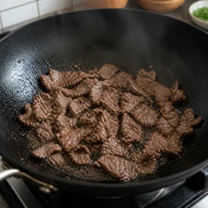 Fines tranches de boeuf dorees dans un wok chaud