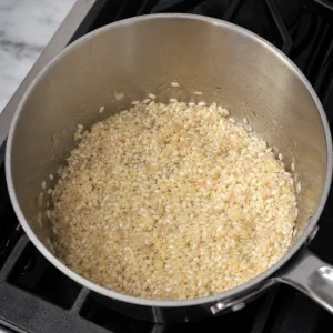 Arborio-Reis mit Schalotte und Knoblauch geroestet