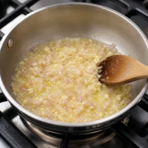 Schalotte und Knoblauch duensten in Butter