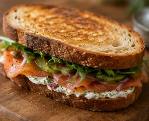 Sándwich de Salmón Ahumado en Masa Madre con Queso Crema