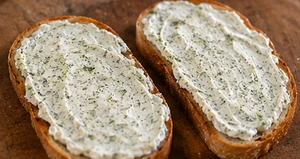 Sándwich de Salmón Ahumado en Masa Madre con Queso Crema