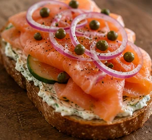 Sándwich de Salmón Ahumado en Masa Madre con Queso Crema