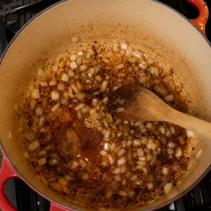Cipolle e base di salsa BBQ in cottura nella casseruola