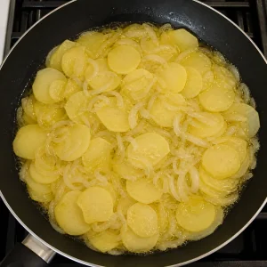 올리브오일에 부드럽게 익는 감자와 양파