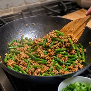 Poêlée de dinde au gingembre, ail et haricots verts