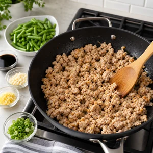 Poêlée de dinde au gingembre, ail et haricots verts