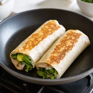 Puten Avocado Wraps roesten in einer Pfanne