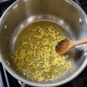Aglio tritato che sfrigola nell’olio d’oliva