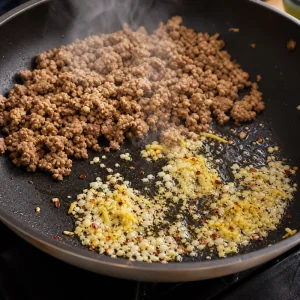 Dinde hachee doree poussee de cote pendant que ail gingembre et flocons de piment gresillent