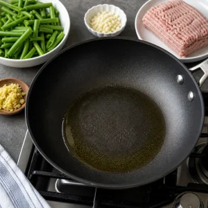 Huile d olive brillante dans une poele chaude pour saute de dinde et haricots verts